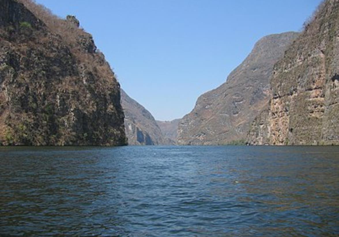 El Grijalva recorre montañas y selvas hasta el Golfo de México, conectando comunidades y generando energía. Foto: Wikipedia