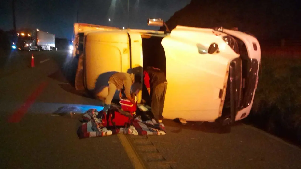 Rescatistas llevando a cabo maniobras de rescate. Foto: Protección Civil de Nuevo León.