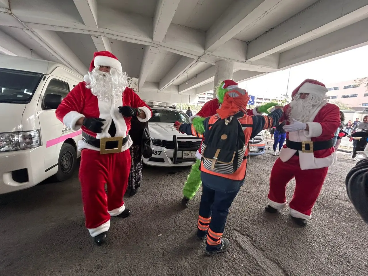 Elementos de la AEI disfrazados de Santa Claus. Foto: Rosy Sandoval