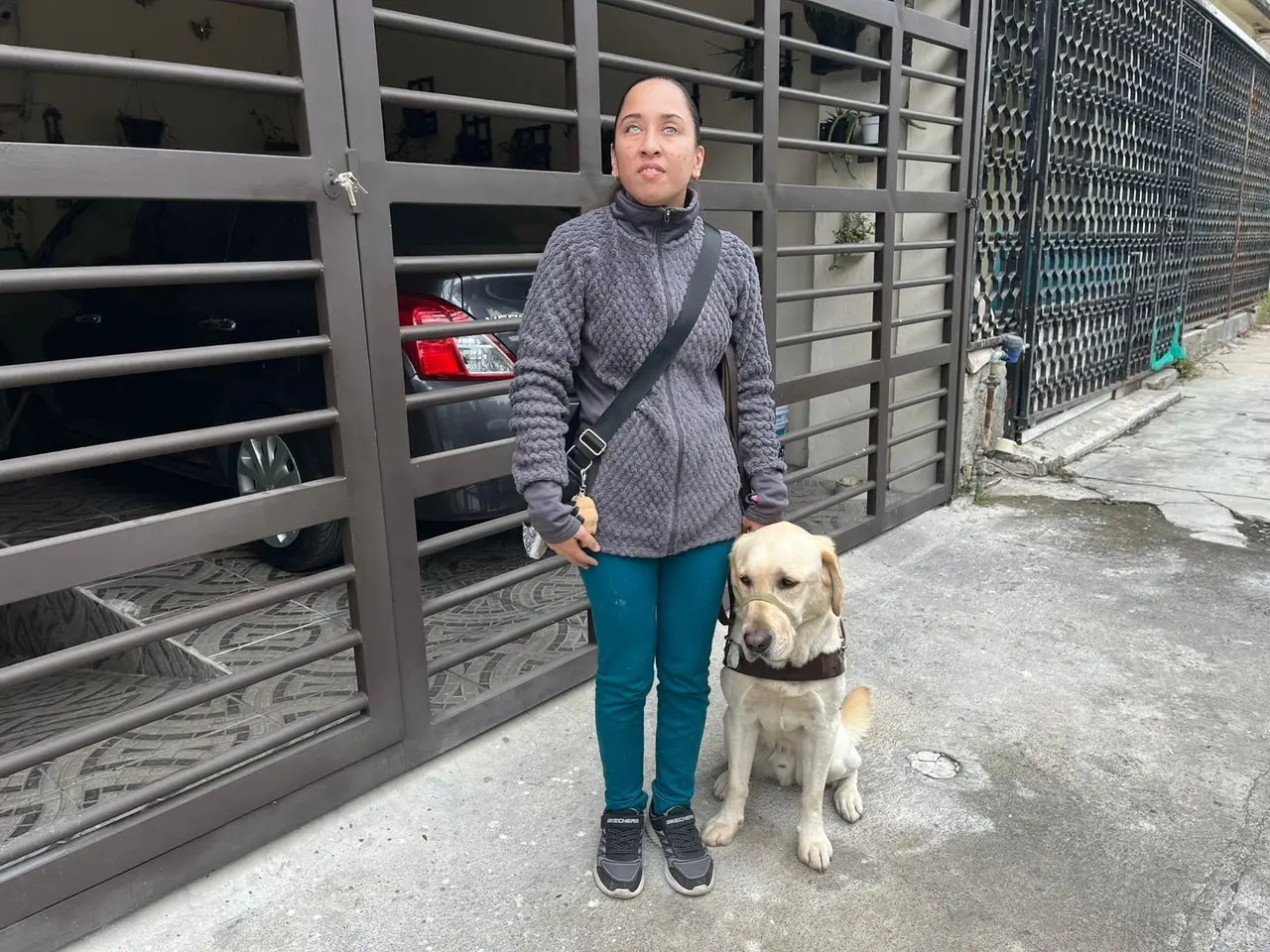 Sarahi Cruz y su perro guía. Foto: Azael Valdés