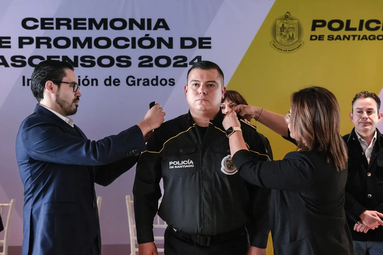 Este acto busca promover la profesionalización de la policía local, motivando a los elementos a continuar capacitándose y desempeñando su labor con excelencia. Foto: Gobierno de Santiago.