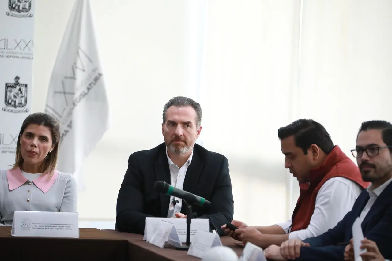 El alcalde de Monterrey, Adrián de la Garza en reunión en el Congreso del Estado. Foto: Armando Galicia