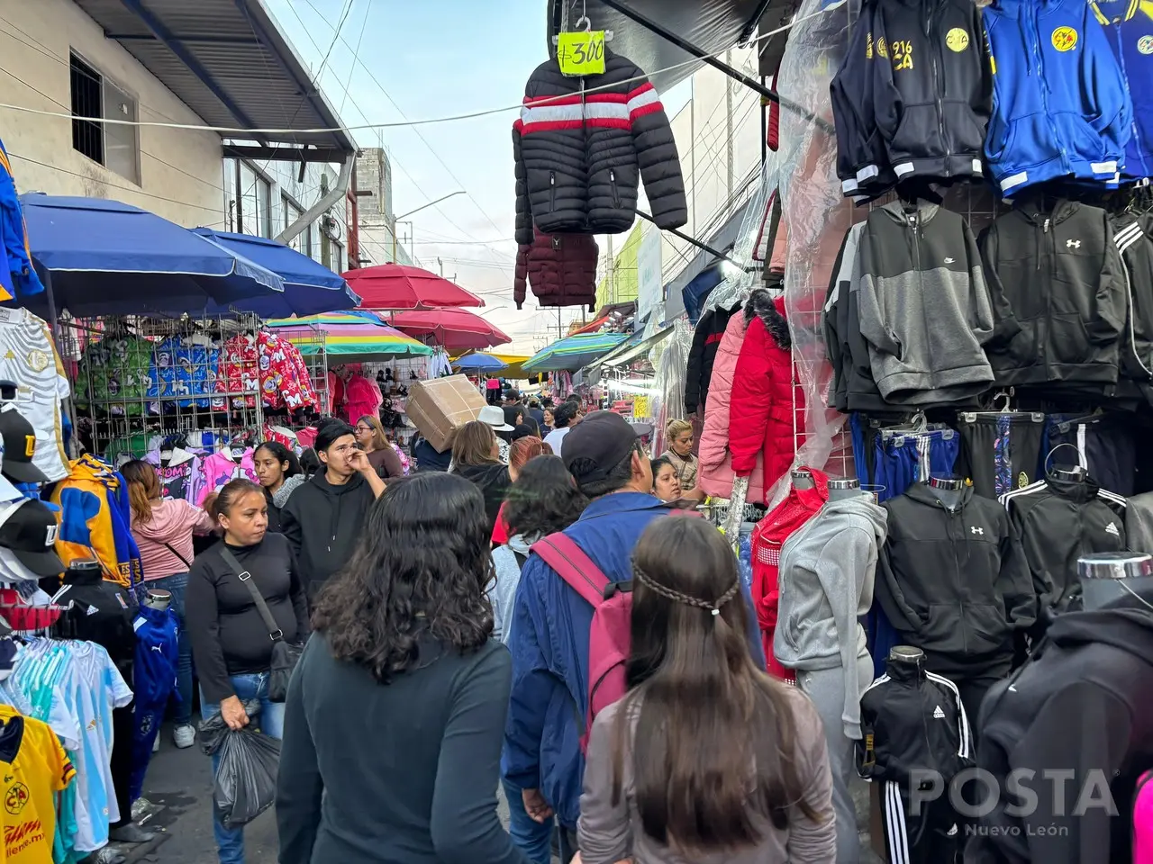 Personas en el Centro de Monterrey. Foto: Diego Beltrán