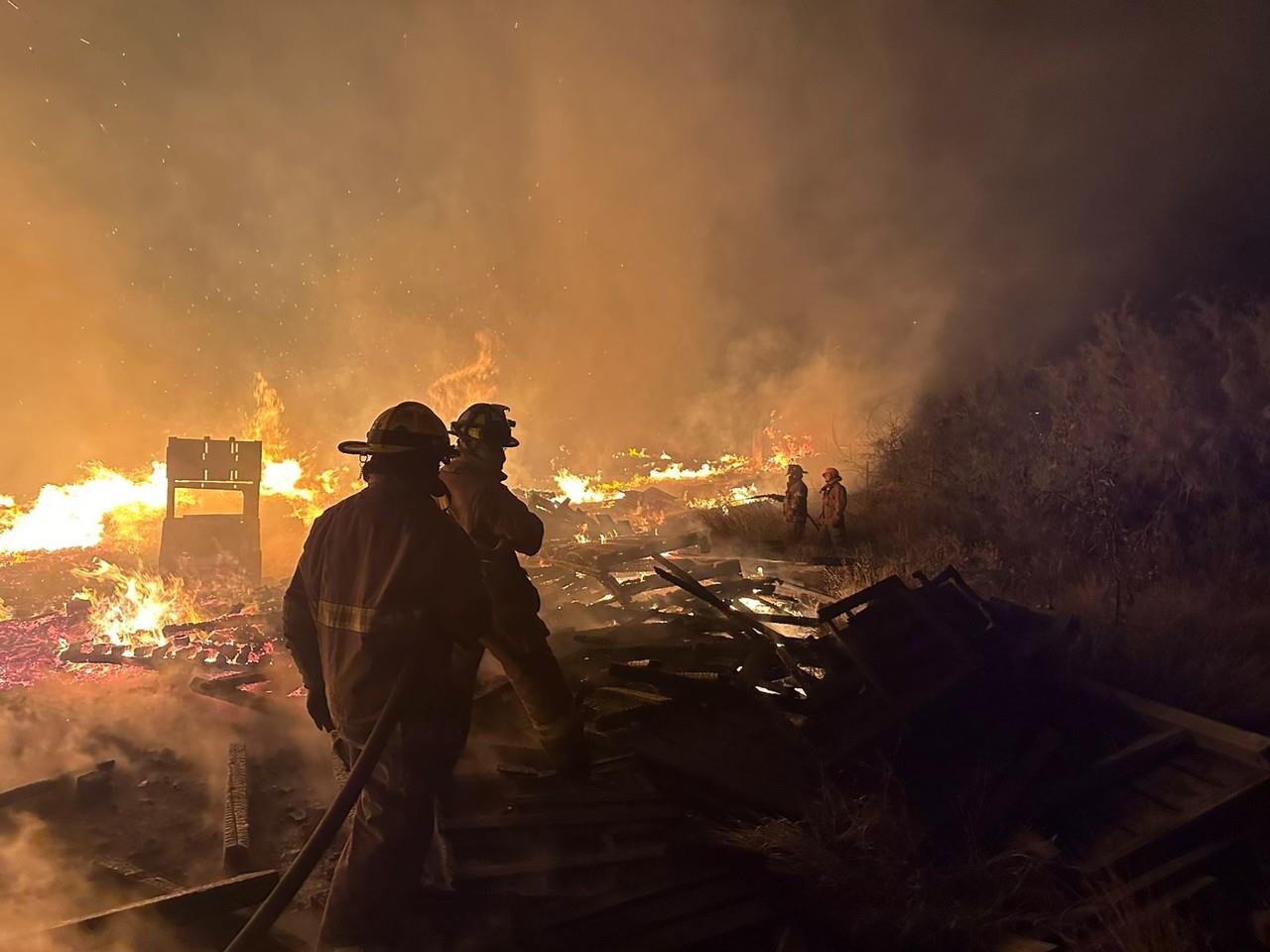 Bomberos de Protección Civil llevando a cabo labores de contención ante el fuerte incendio. Foto: Protección Civil de Nuevo León.