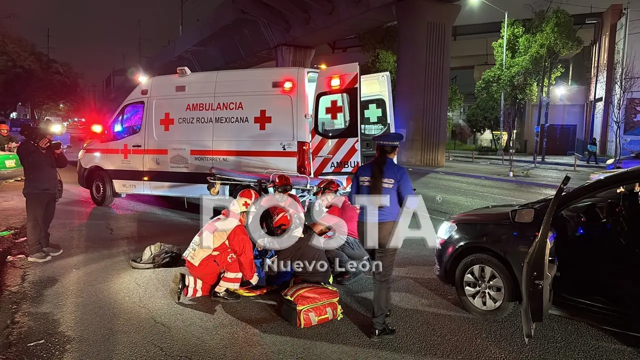 Paramédicos de la Cruz Roja atendiendo al hombre herido tras ser atropellado en Colón. Foto: POSTA MX.