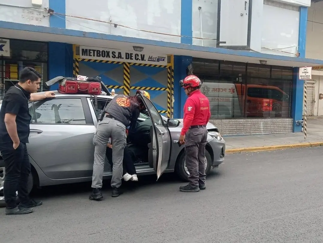 Rescatistas de Protección Civil de Nuevo León atendiendo el accidente ocurrido en Monterrey. Foto: Protección Civil de Nuevo León.