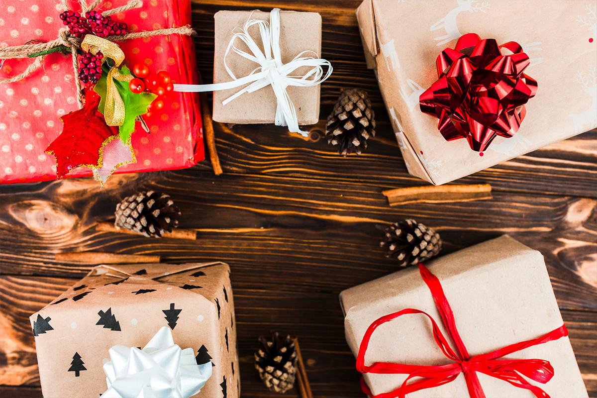 Surte tus regalos en tiendas departamentales, y también en comercios locales. Foto: Freepik.