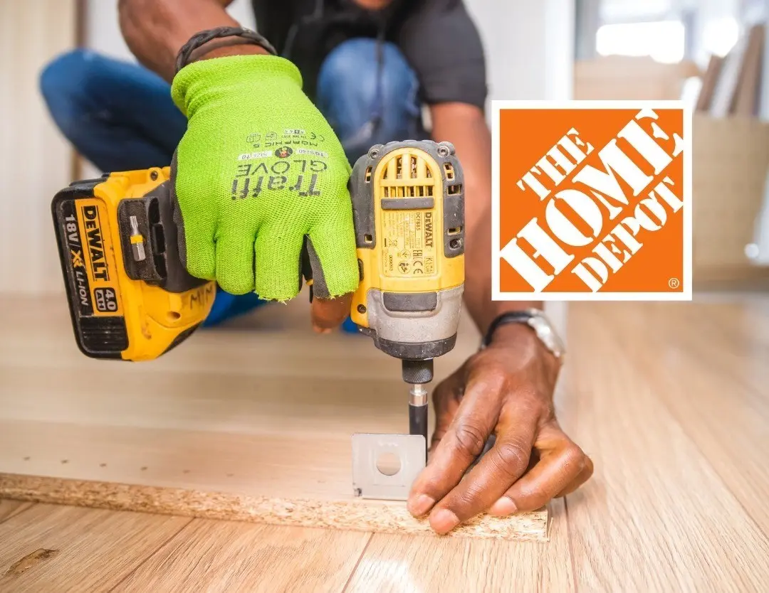 Persona usando un rotomartillo DeWalt comprado en Home Depot. Foto: Canva.