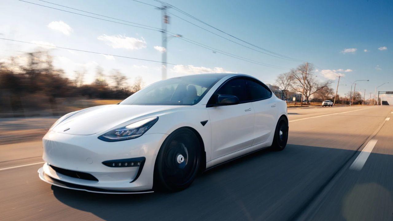 Tesla demuestra su avanzado Autopilot en calles de Monterrey. Foto: Canva.