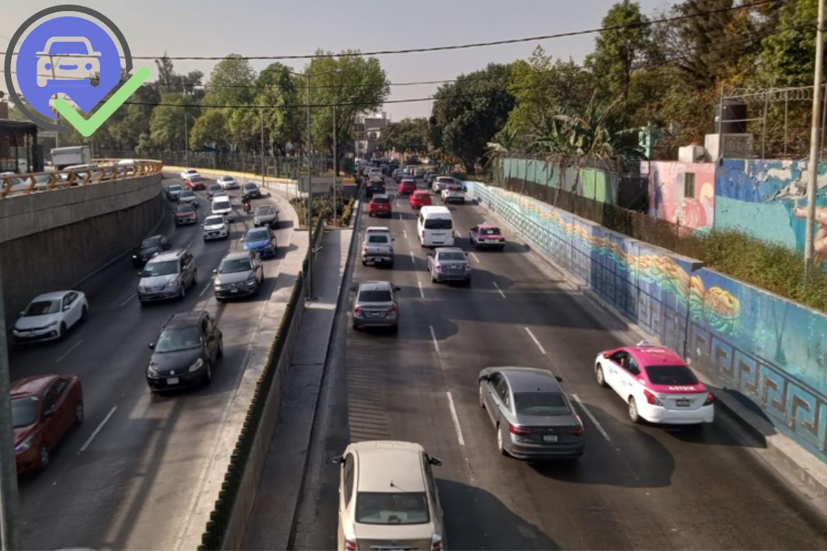 Trásnsito de la CDMX Foto: Freepik, editado en Canva.