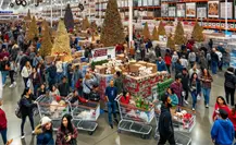 Usuarios hacen largas filas para realizar compras navideñas y advierten: Ya no vengan, no cabemos