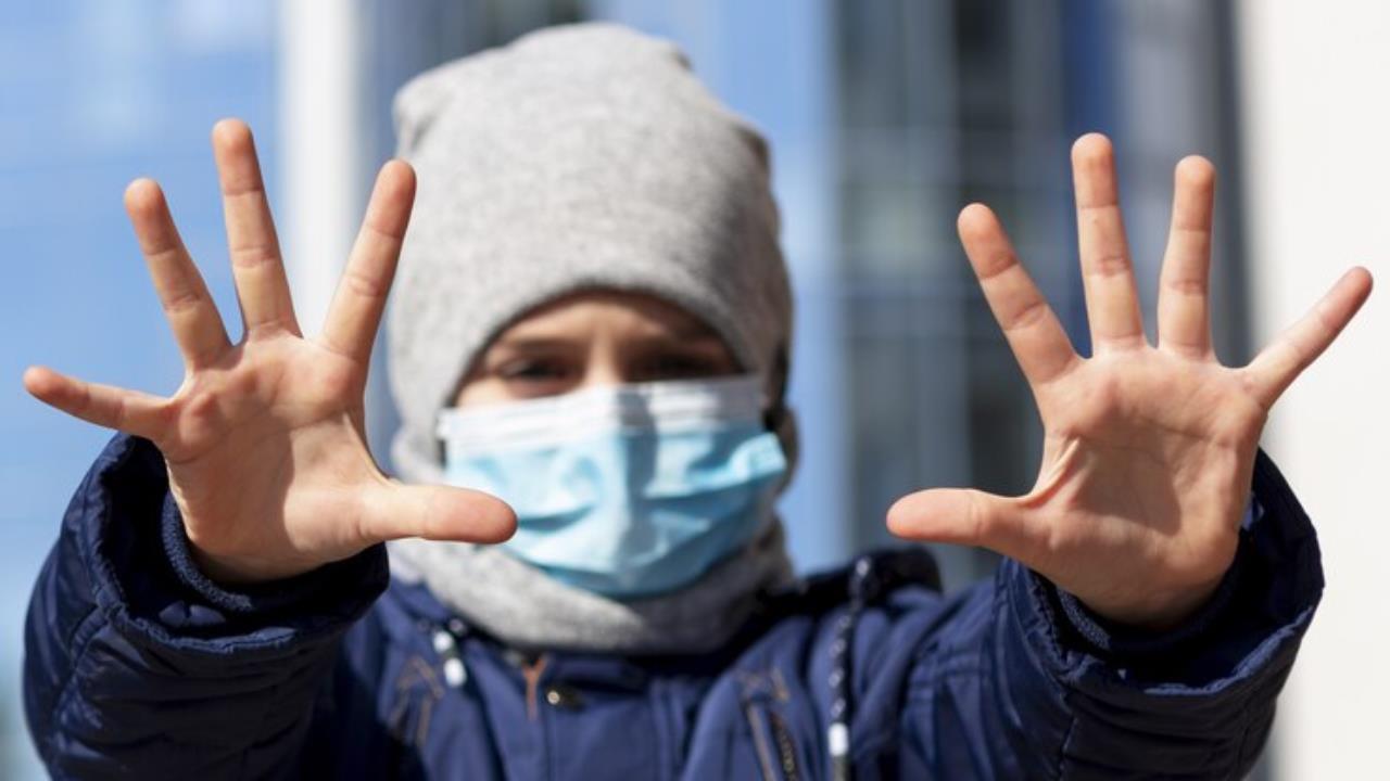 Se aconseja acudir a centros de salud para vacunarse contra la influenza y el Covid-19. Créditos: Freepik.