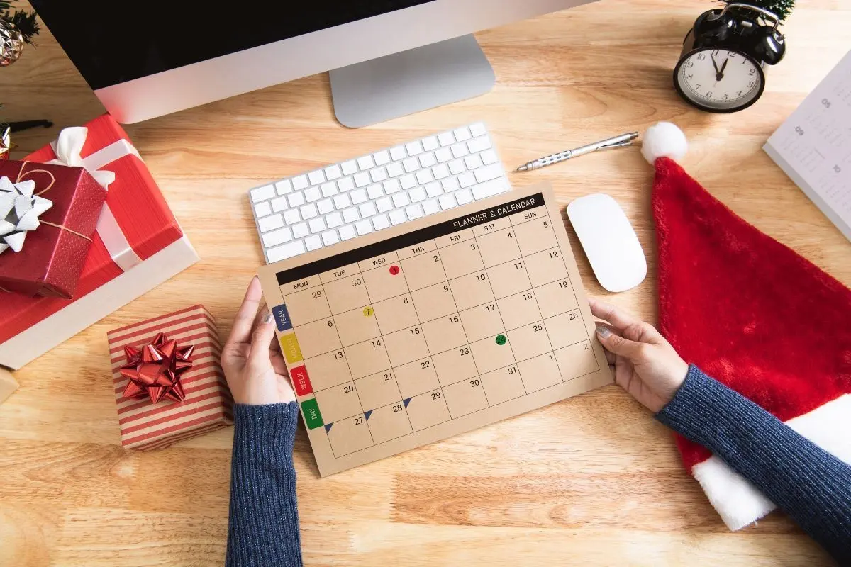 Si se trabaja el 25 de diciembre, el pago será mayor al recibir el salario por el día y el doble más por ser festivo. Foto: Canva