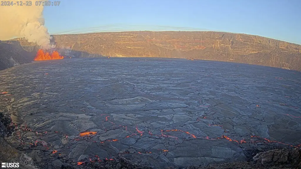 En esta foto aérea proporcionada por el Servicio Geológico de EEUU, se produce una erupción en la cima del volcán Kilauea, en Hawái, el lunes 23 de diciembre de 2024. (Foto, USGS vía AP).