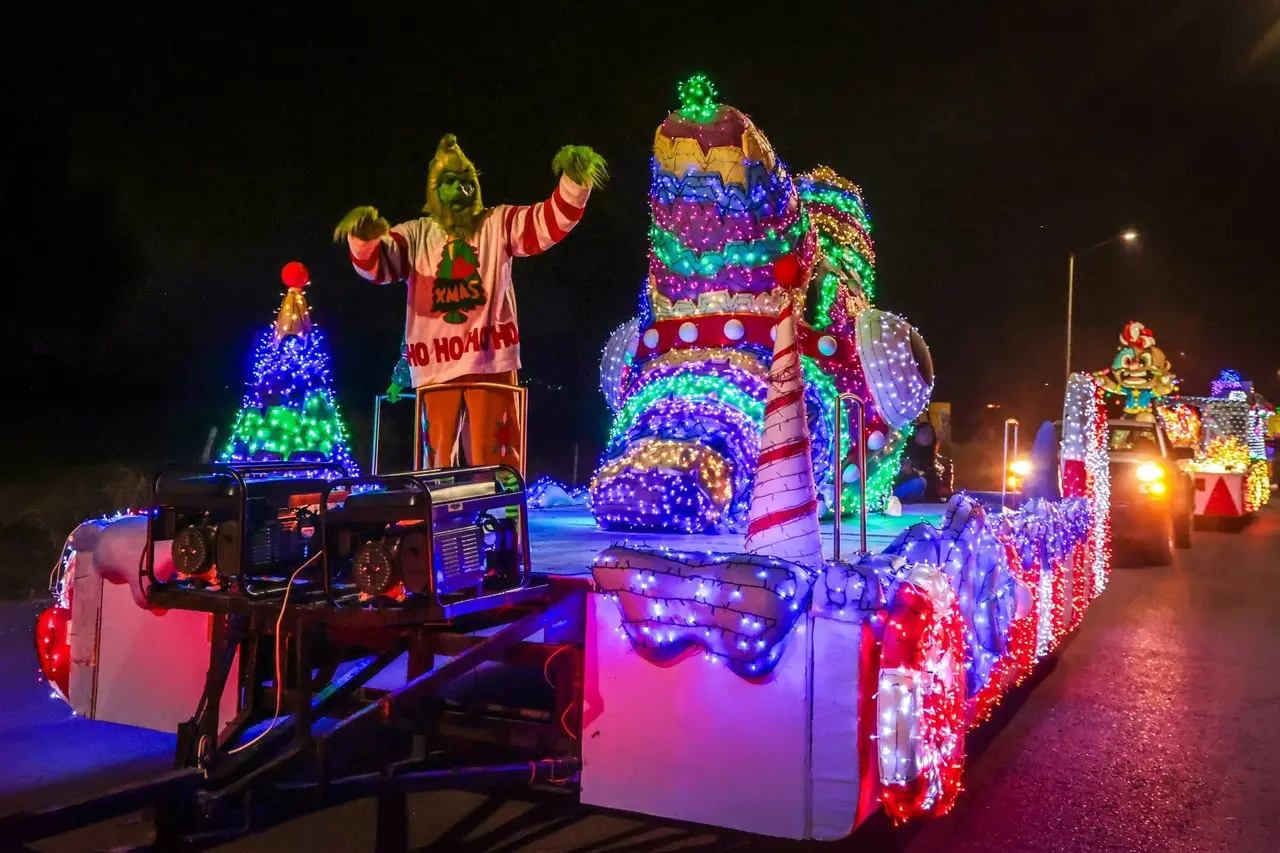 Grinch encima de un carro navideño en el desfile llevado a cabo en Santiago. Foto: David de la Peña.