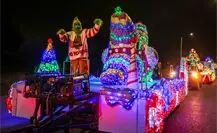 Santiago deslumbra sus calles con un desfile navideño espectacular y mágico Santiago deslumbra sus calles con un desfile navideño espectacular y mágico