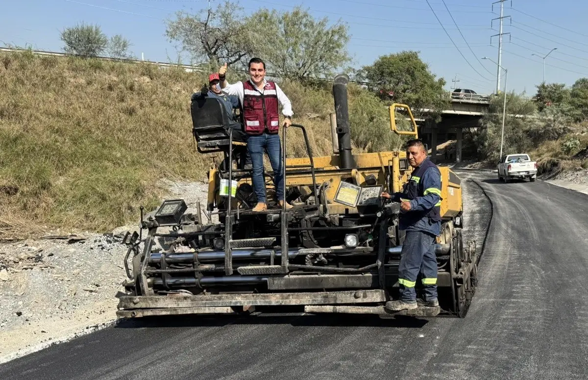 El edil destacó que el proceso de rehabilitación incluye la extracción de hasta 16 centímetros de material deteriorado. Foto Facebook: Manuel Guerra Cavazos