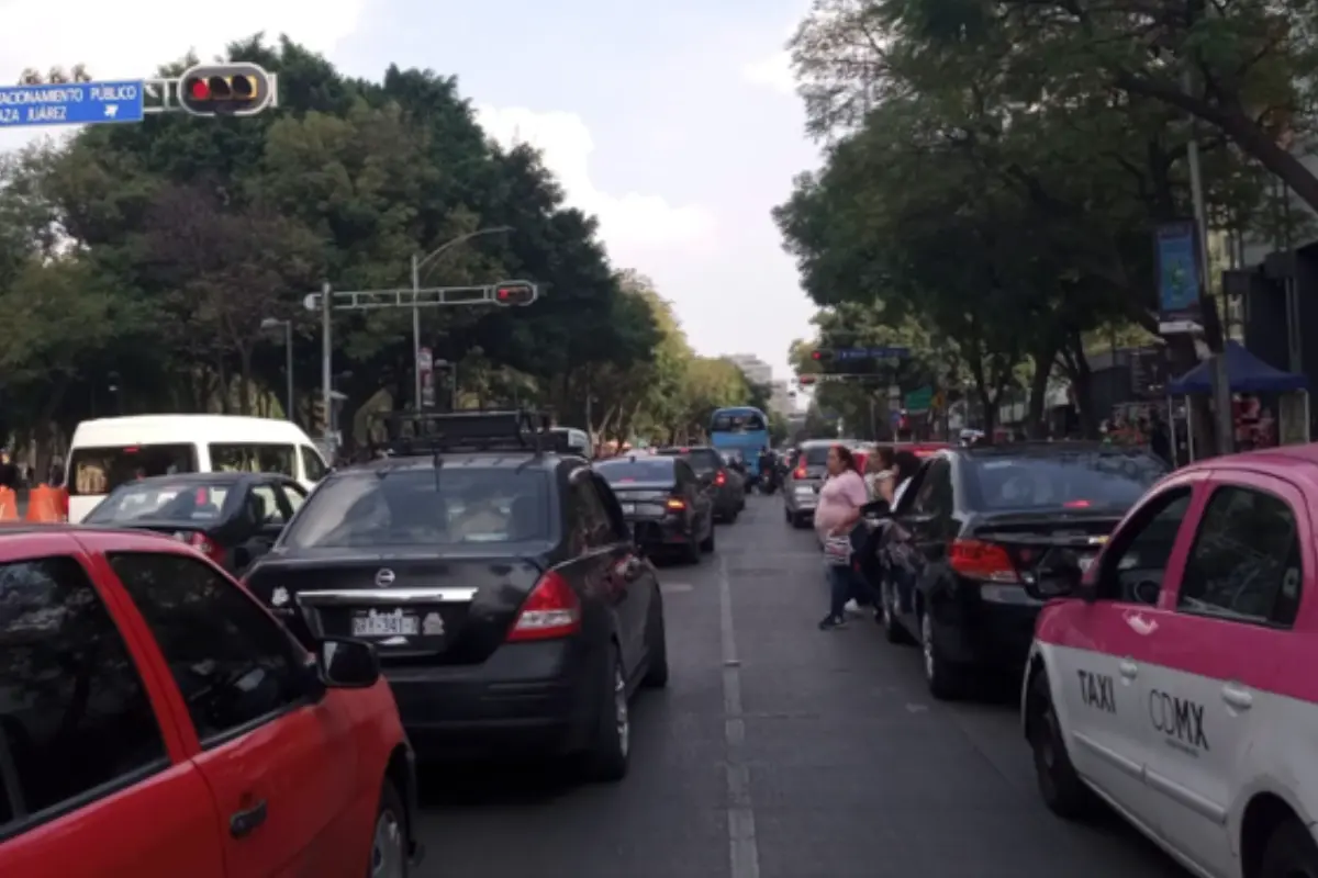 Av. Juárez registra abundante carga vehicular entre Paseo de la Reforma y Eje Central. Foto: @OVIALCDMX, editada en Canva.