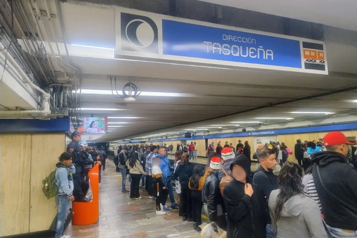 Personas esperando en el andén del Metro. Foto: @MetroCDMX