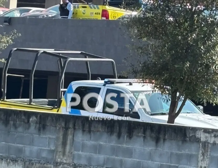 Patrullas de la policía municipal en la zona en que se encontró el cuerpo. Foto: POSTA MX.