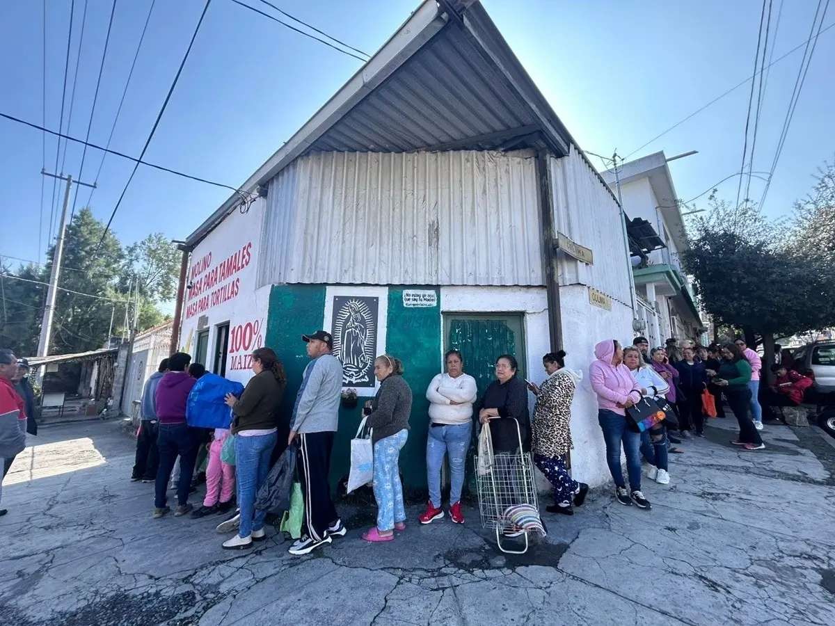¿Tamales para Navidad? Hay filas de 3 horas en molinos para comprar masa