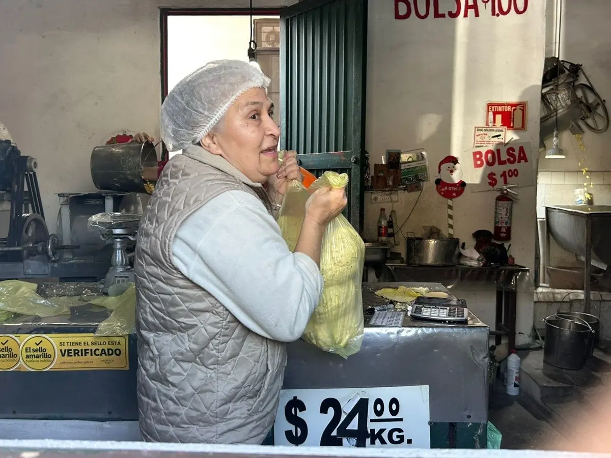 ¿Tamales para Navidad? Hay filas de 3 horas en molinos para comprar masa