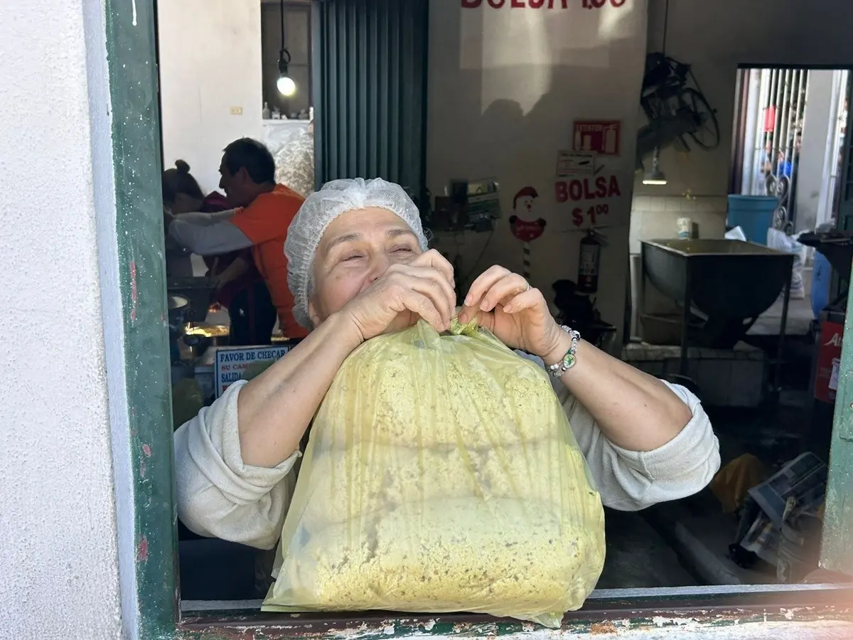 ¿Tamales para Navidad? Hay filas de 3 horas en molinos para comprar masa