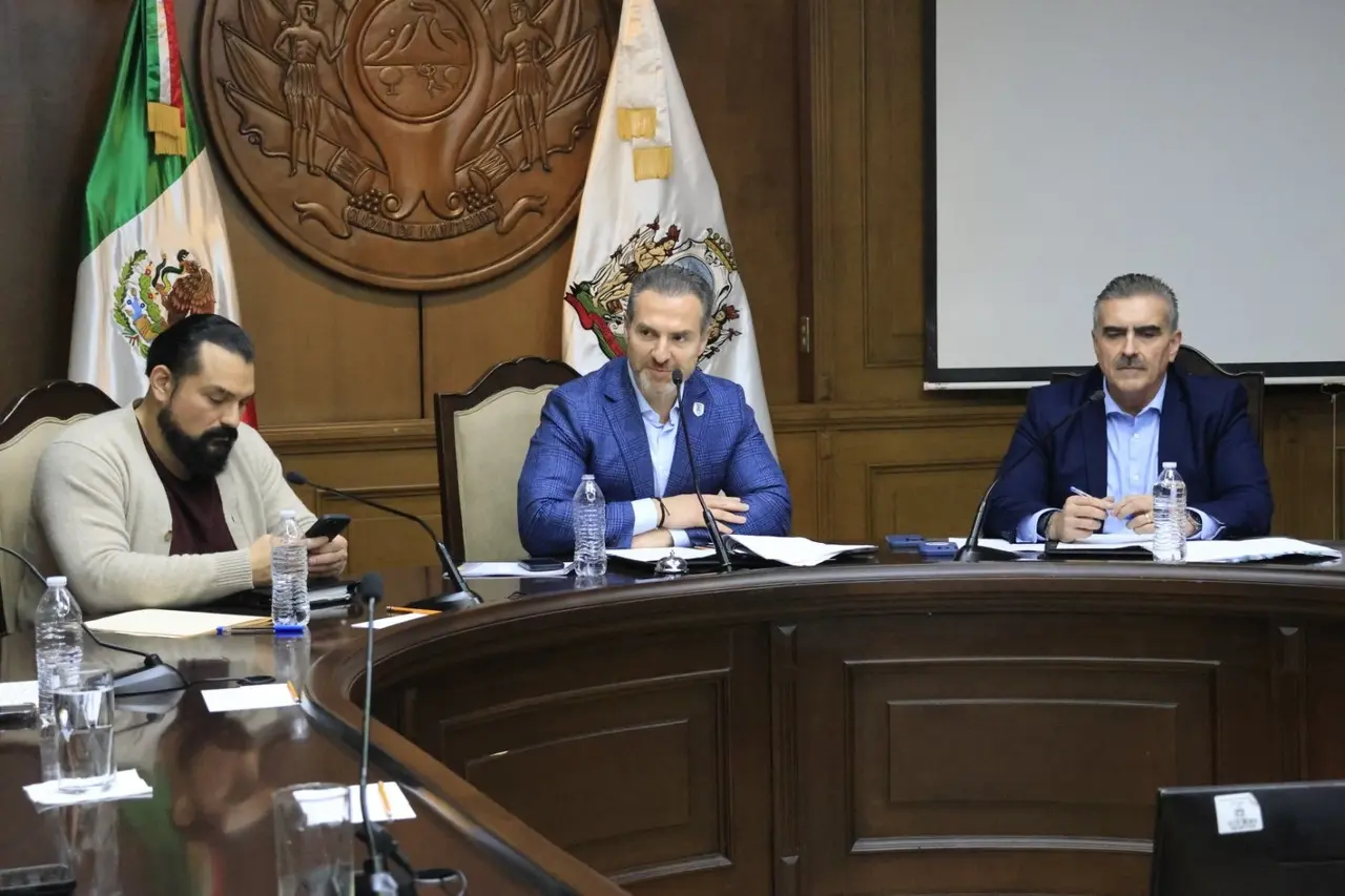 El alcalde de Monterrey, Adrián de la Garza en sesión de cabildo. Foto: Armando Galicia