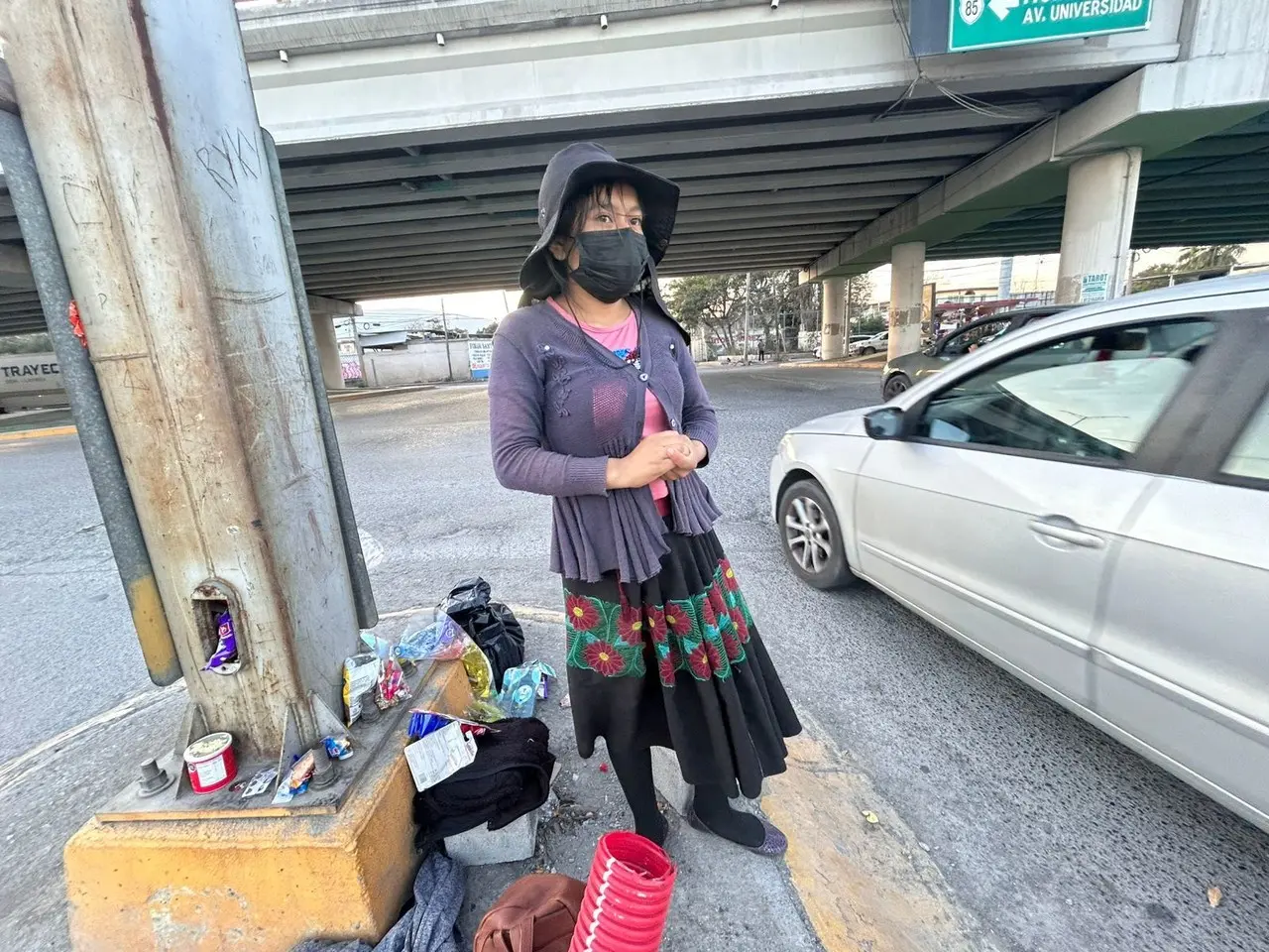 Andrea en la zona del cruce donde pide ayuda para su familia. Foto: Rosy Sandoval.