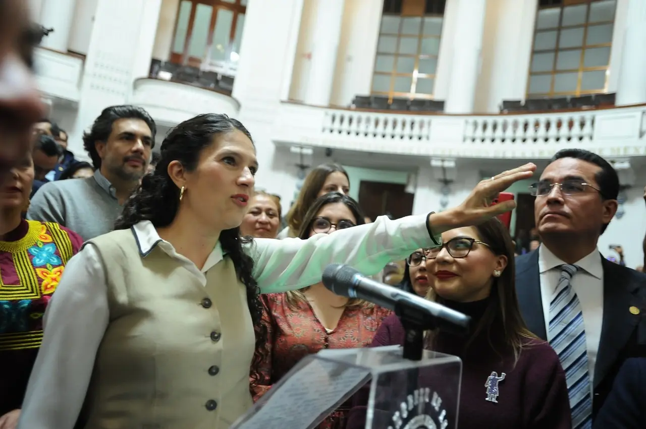 Bertha María Alcalde Luján tomando protesta en el Congreso de la CDMX.     Foto: @UlisesLaraLopez