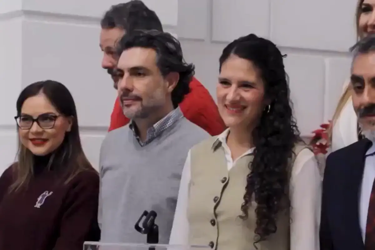 Bertha María Alcalde Luján y miembros del Congreso Local de la CDMX. Foto: Captura de pantalla de @Congreso_CdMex, editada en Canva.