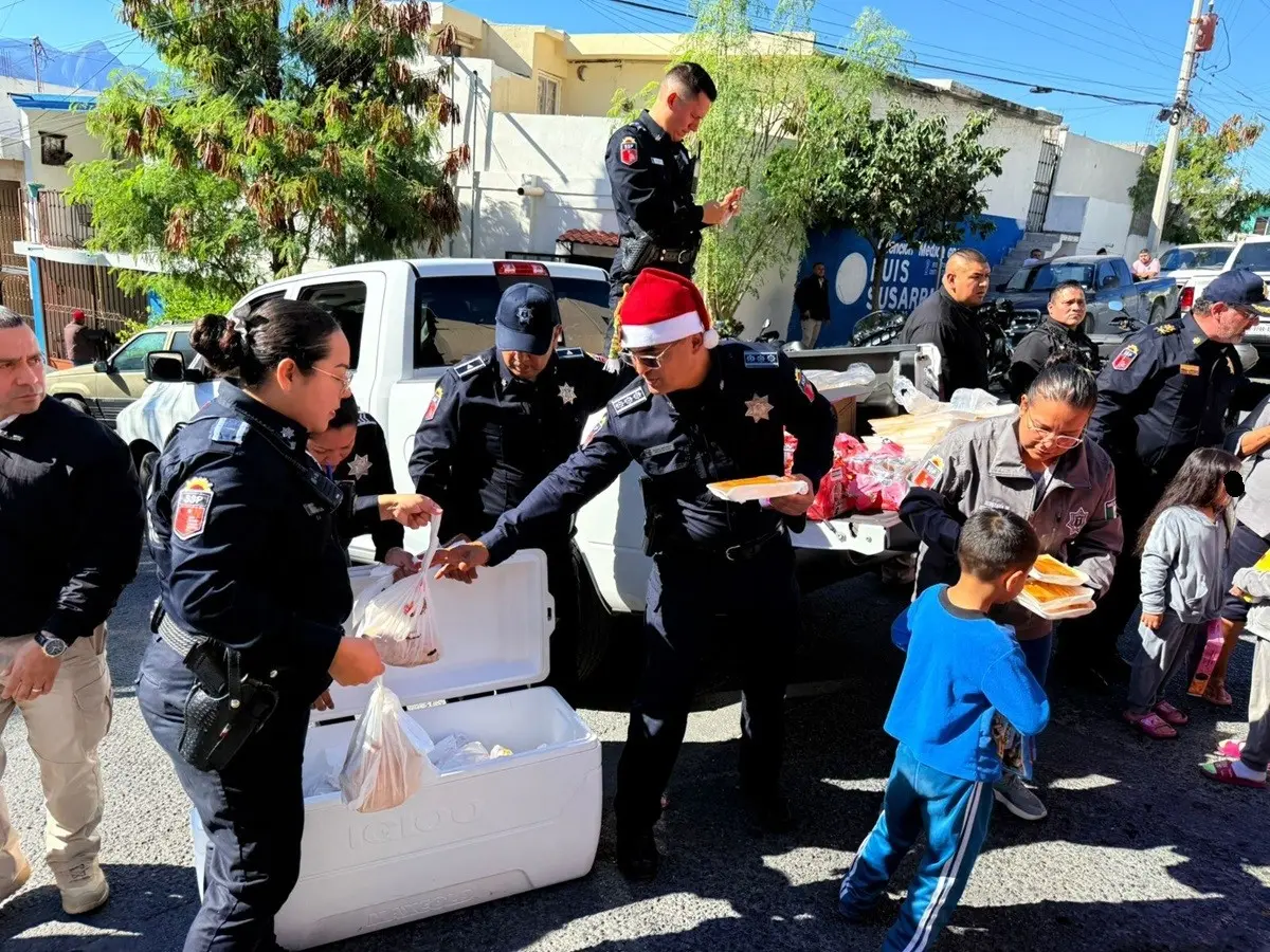 Llevan policías vestidos de Santa Claus regalos y comida a colonias vulnerables en San Pedro