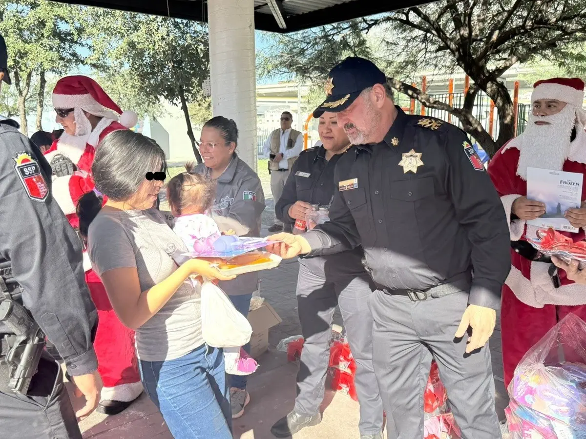 Llevan policías vestidos de Santa Claus regalos y comida a colonias vulnerables en San Pedro