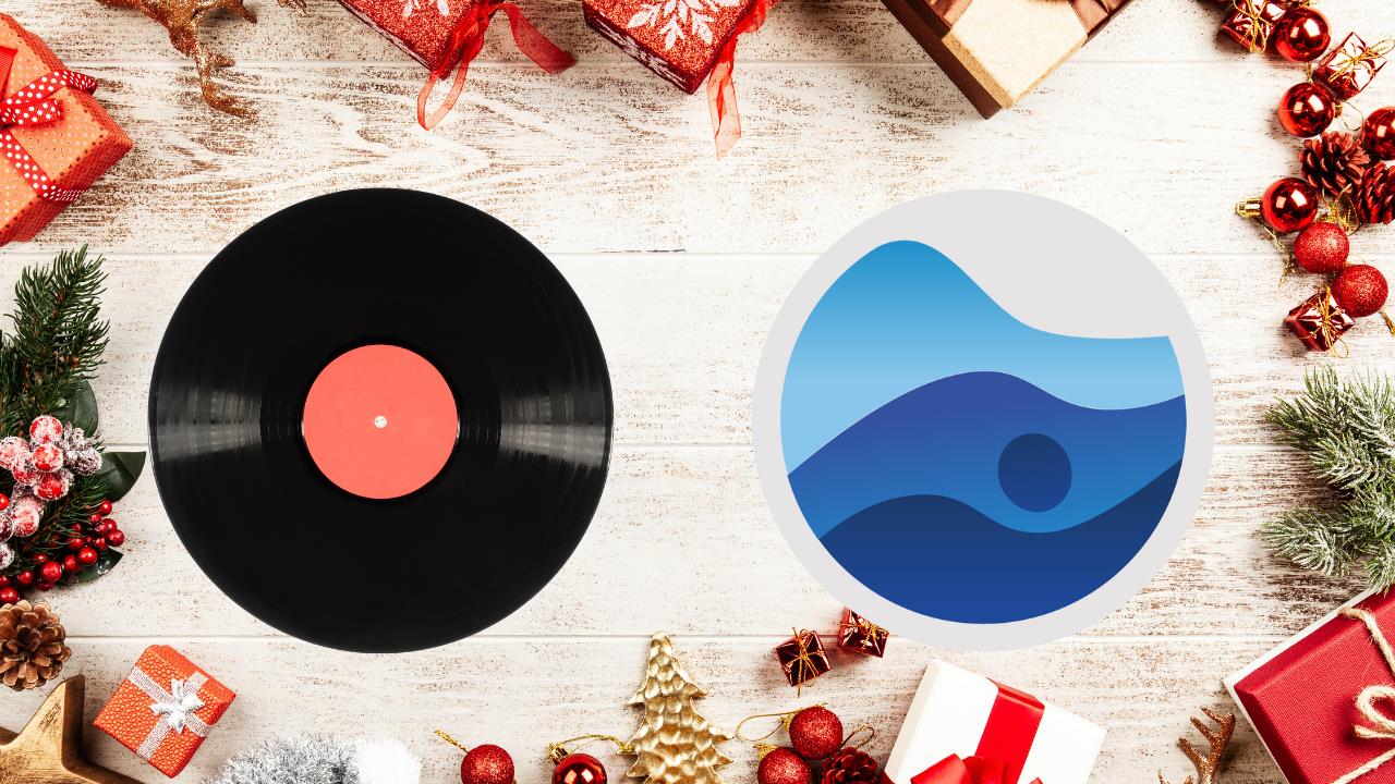 Fondo navideño, disco y logo de Rate Your Music. Foto: Canva / Rate Your Music