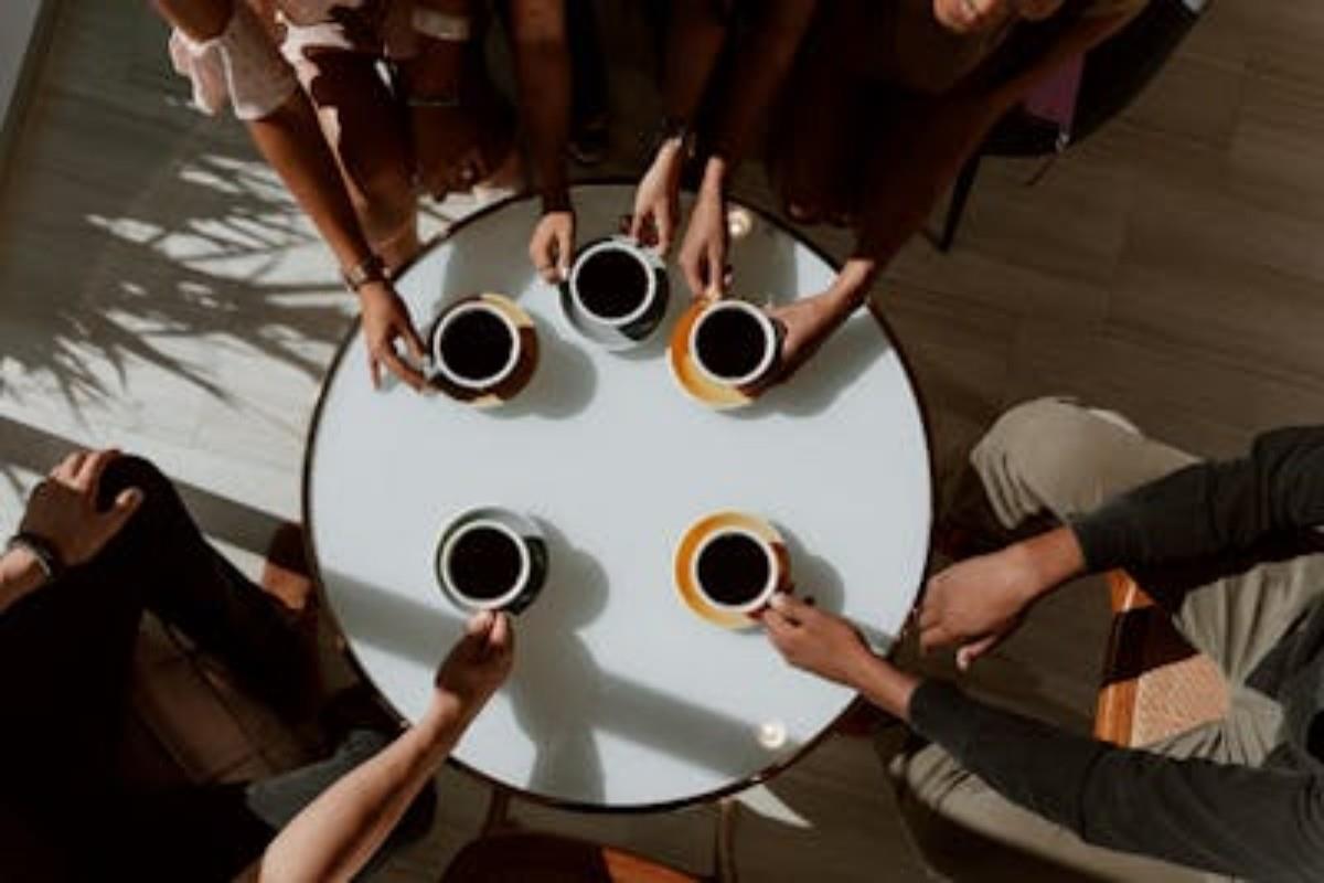 Personas tomando bebidas calientes Foto: Pexels