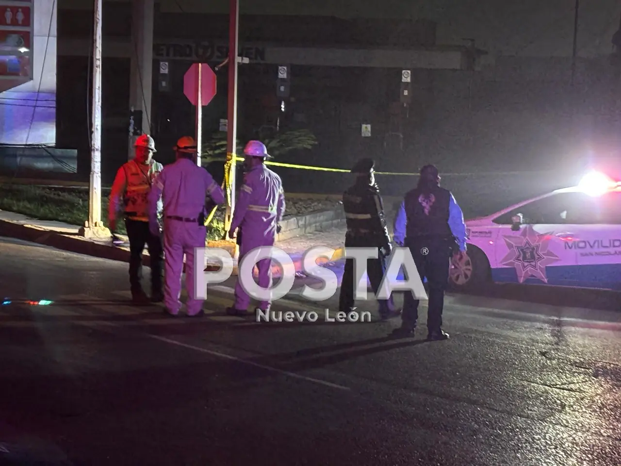 Policías de San Nicolás de los Garza en la zona donde el tren chocó contra el cableado eléctrico. Foto: POSTA MX.