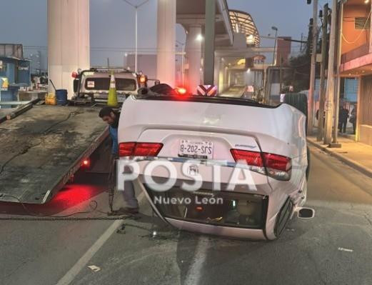 Auto que sufrió una volcadura en la avenida Félix U. Gómez. Foto: POSTA MX.