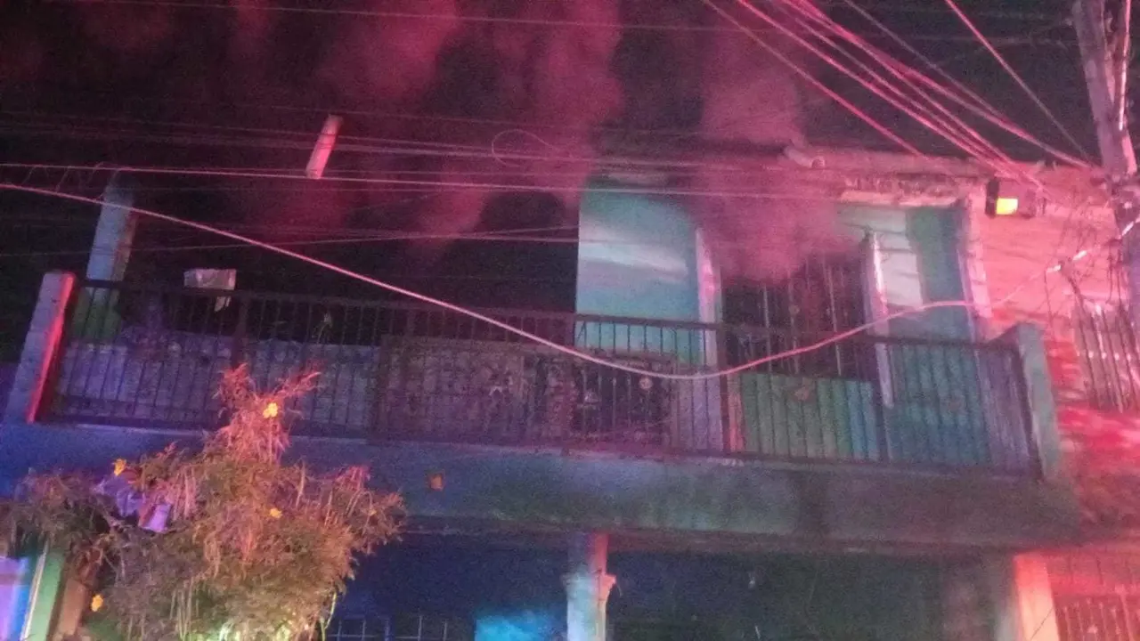 Se informó que la explosión se detonó por pirotecnia que tenían en el lugar, lo que se había de una bodega clandestina. Foto: PCNL.