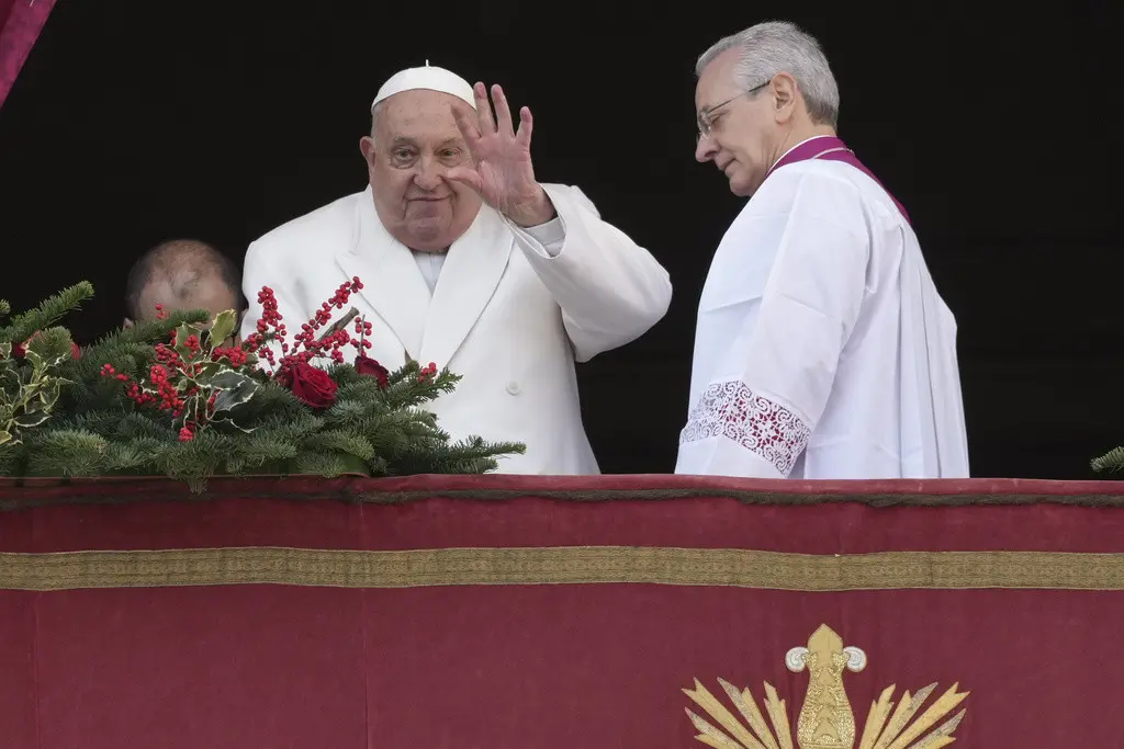 El papa Francisco en el balcón de la Basílica de San Pedro en el Vaticano, antes de emitir su mensaje navideño anual, el 25 de diciembre del 2024. (AP foto/Andrew Medichini)