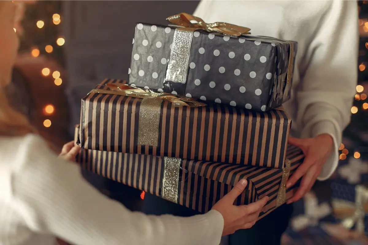 Todo regalo lleva un moño pero ¿sabes por qué? Foto: Freepik