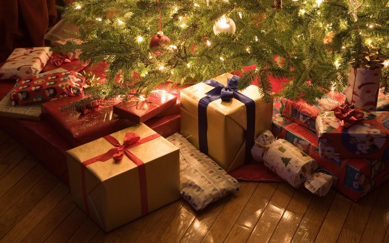 Regalos de Navidad debajo del árbol. Foto: Canva