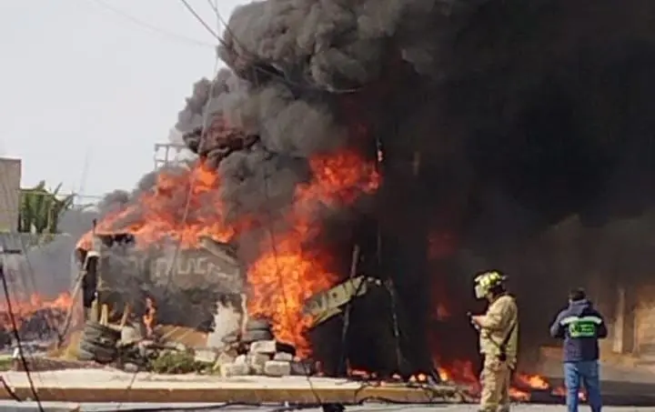 Incendio consume vulcanizadora en Tultepec tras explosión de pirotecnia. Foto: pc Tultepec