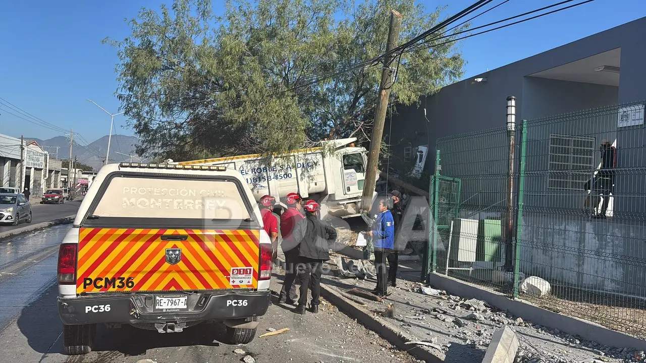 Elementos de Protección Civil en la zona donde ocurrió el accidente vial. Foto: POSTA MX.