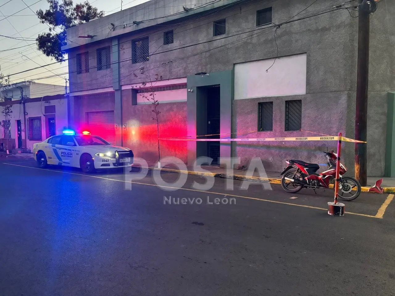 Elementos de la Policía de Monterrey en la zona donde se encontró la moto. Foto: POSTA MX.