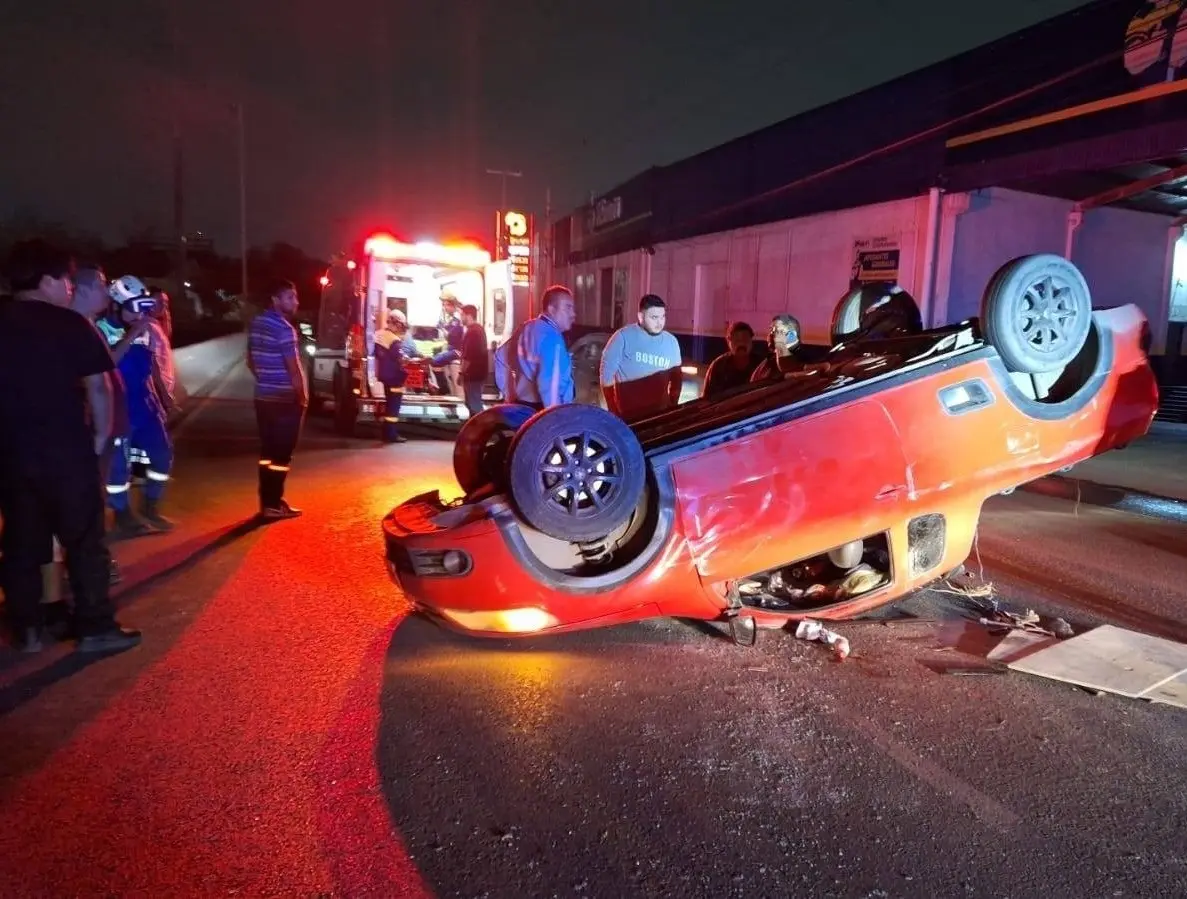 Auto volcado tras el accidente vial en San Nicolás de los Garza. Foto: Protección Civil de Nuevo León.