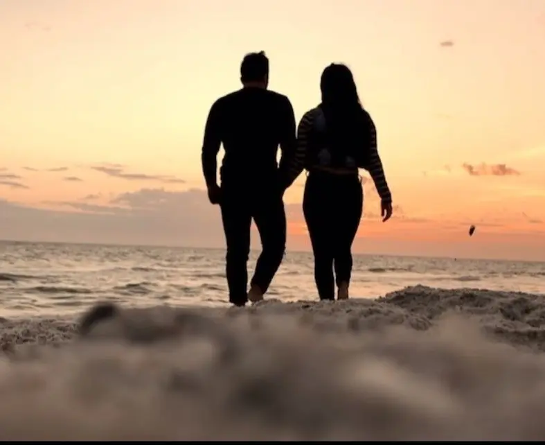 Una pareja yendo a la orilla del mar. Foto: Canva.