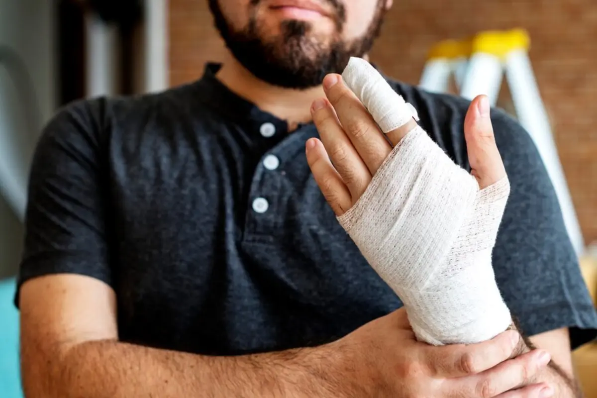 Las extremidades concentran el mayor porcentaje de lesiones por uso de pirotecnia. Foto: Freepik