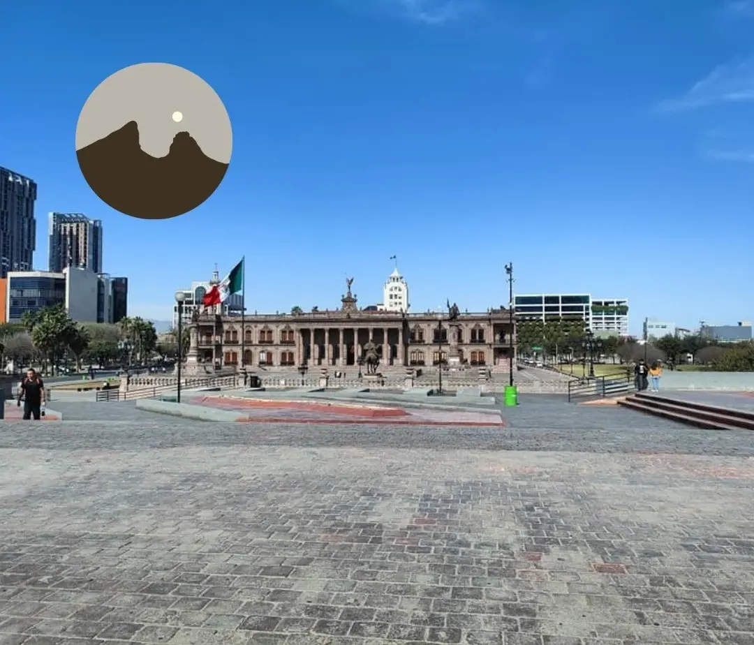 Vista de la Macroplaza en el centro de Monterrey. Foto: Canva/POSTA MX.