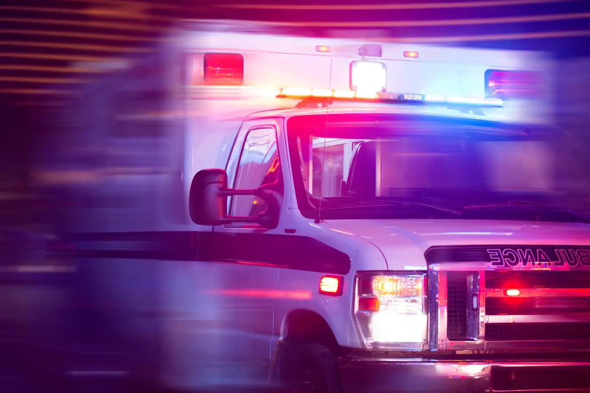Puedes ser acreedor de una multa si no cedes el paso a un vehículo de emergencias. Foto: Canva