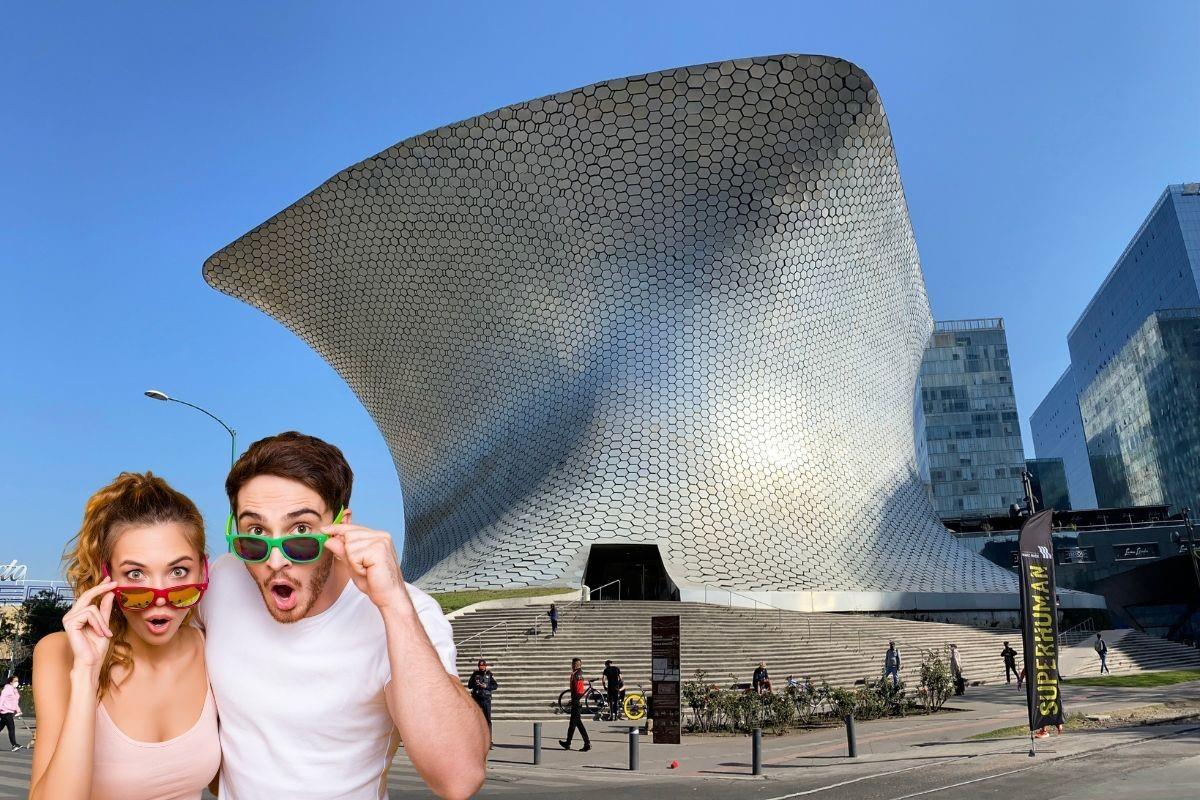 Personas tomando sus lentes de sol con una mano, mientras están al frente del Museo Soumaya en CDMX. Foto: Secretaría de Turismo CDMX / Edición Canva.